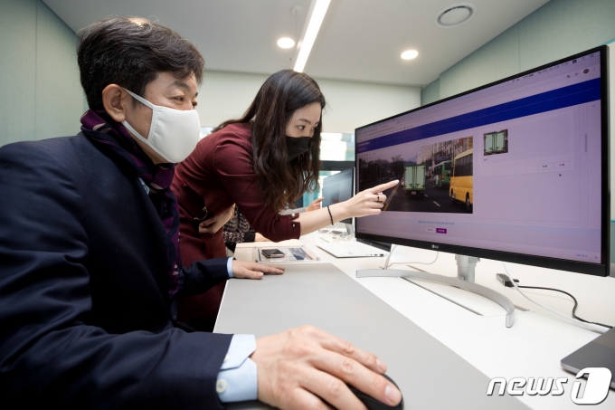 장석영 과학기술정보통신부 제2차관이 29일 오전 서울 강남구 크라우드웍스에서 엄재연 크라우드웍스 팀장으로부터 '데이터라벨링' 과정 설명을 듣고 있다. (과학기술정보통신부 제공) 2021.1.29/뉴스1