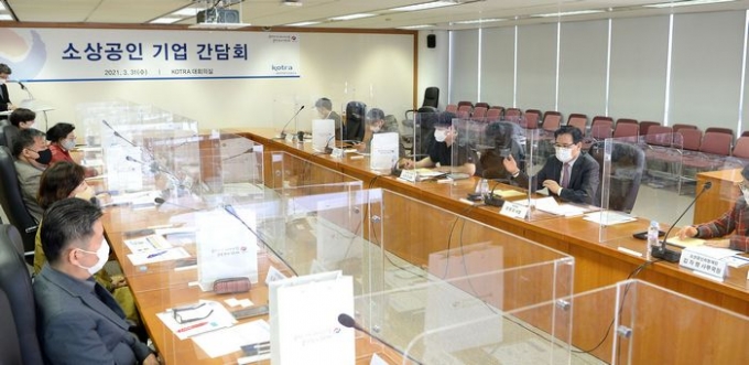  KOTRA는 31일 서울 염곡동 본사에서 ‘소상공인 수출 활성화를 위한 간담회’를 열었다. KOTRA, 중소상공인희망재단을 비롯해 수출을 준비 중이거나 소액 수출에 성공한 소상공인 10개사가 참가했다. 참석자들이 수출 활성화 방안을 논의하고 있다. (코트라 제공)