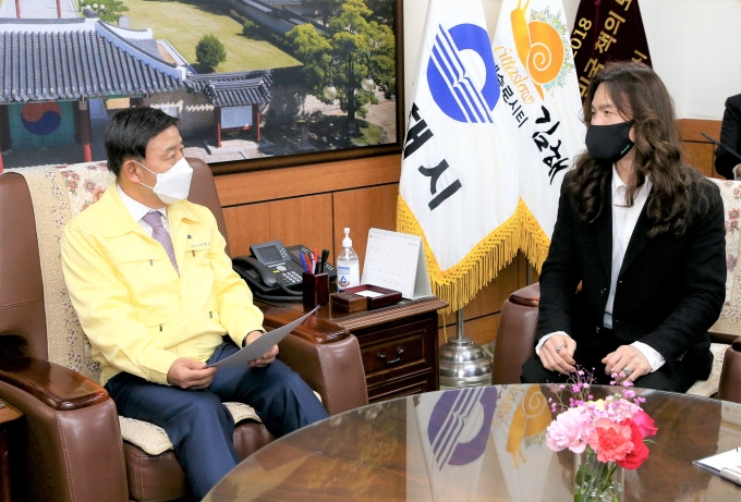 경남 최초 법정 문화도시로 선정된 김해시는 지난 2일 효과적인 문화도시 정책 홍보를 위해 가수 정홍일씨를 문화도시 홍보대사로 위촉했다./사진=김해시