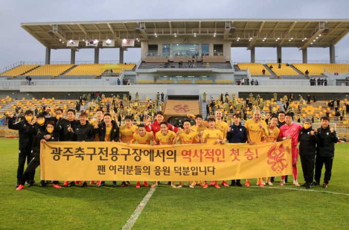 광주FC는 4일 광주축구전용구장에서 열린 하나원큐 K리그1 2021 7라운드 인천 유나이티드와의 경기에서 유스 출신(금호고) 엄지성과 이희균의 맹활약으로 2대1 역전승을 거두며 광주축구전용구장 첫승을 기록했다./사진=광주FC
