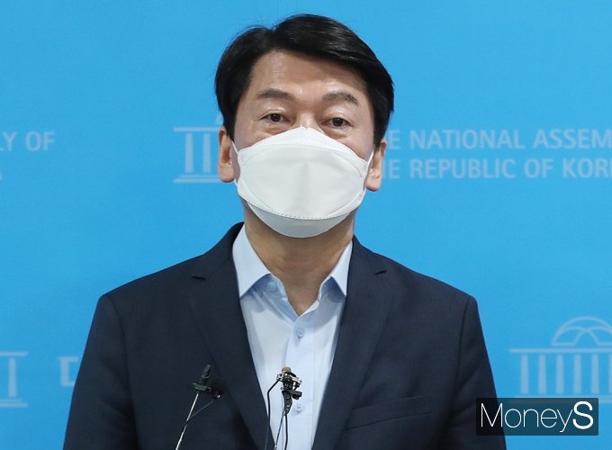 [머니S포토] 이틀 앞 재보궐, 야권 지지호소 후 질문받는 '안철수'