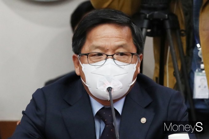 [머니S포토] 편파 선거관리 의혹 해명하는 조해주 상임위원
