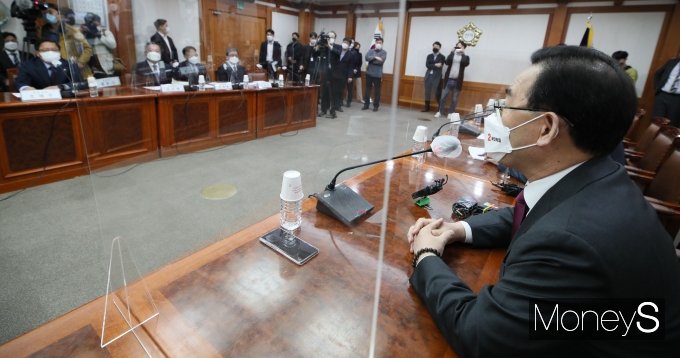 [머니S포토] 중앙선관위 항의 방문한 주호영