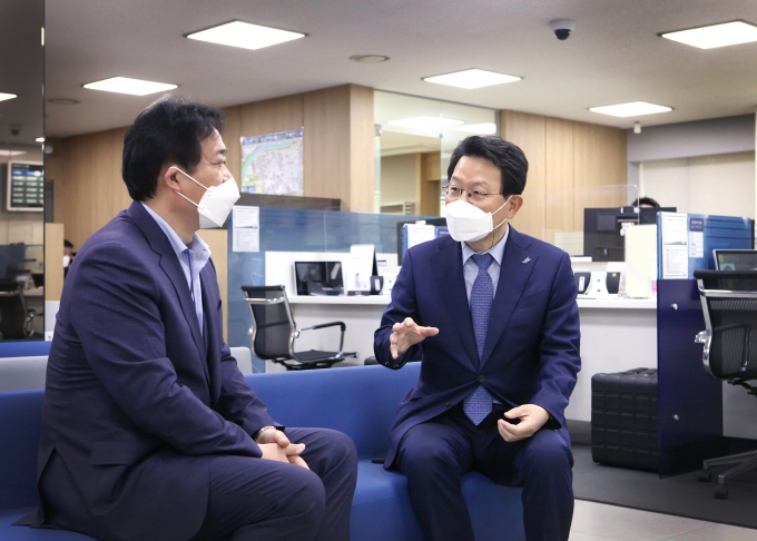 김광수 은행연합회장이 박종득 신한은행 성수동기업금융센터 단장과 영업점 현장의 목소리를 청취하고 있다./사진=은행연합회