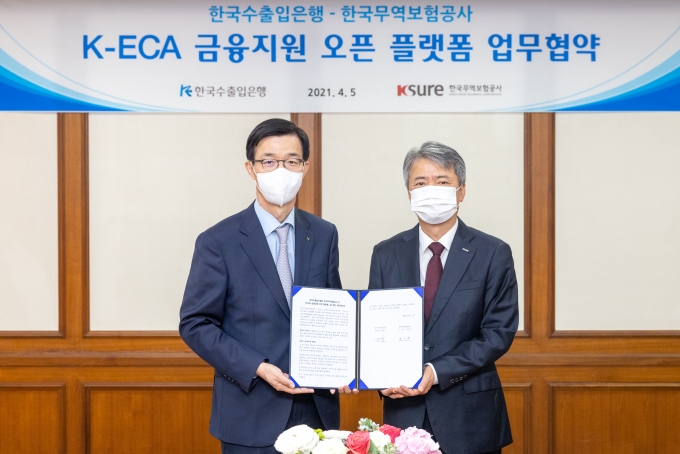 수출입은행과 무역보험공사가 5일 우리 기업의 해외진출을 위한 협조융자 플랫폼을 구축하기 위해 'K-ECA 금융지원 오픈 플랫폼 결성 및 운영을 위한 업무협약'을 체결했다. (왼쪽부터) 방문규 수은 행장, 이인호 무보 사장./사진=수출입은행