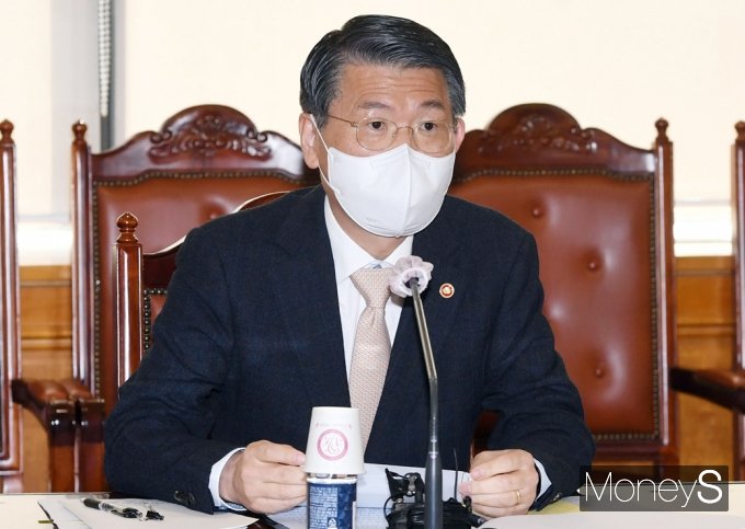 은성수 금융위원장이 기업회생절차(법정관리) 위기에 놓인 쌍용자동차에 대해 “회생절차가 오히려 재기의 기회가 있을 수 있다”고 말했다. 사진은 지난 1일 서울 중구 명동 은행연합회관에서 은 위원장이 금융소비자보호법(이하 금소법) 시행 협조요청 및 애로사항 청취 등 관련해 은행권 CEO(최고경영자) 간담회를 갖는 모습./사진=임한별 기자