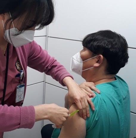 의정부시(시장 안병용)는 코로나19 환자 치료병원인 경기도의료원 의정부병원에서 보건의료인 등을 대상으로 실시한 코로나19 화이자 백신 1, 2차 접종을 모두 완료했다고 5일 밝혔다. / 사진제공=의정부시