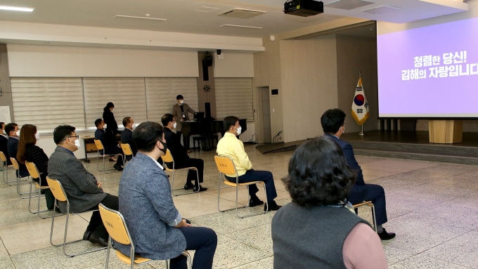 김해시는 5일 정례조회 시 허성곤 시장과 간부공무원들이 ‘청렴김해 사랑해’ 청렴 동영상을 시청하는 시간을 가졌다./사진=김해시