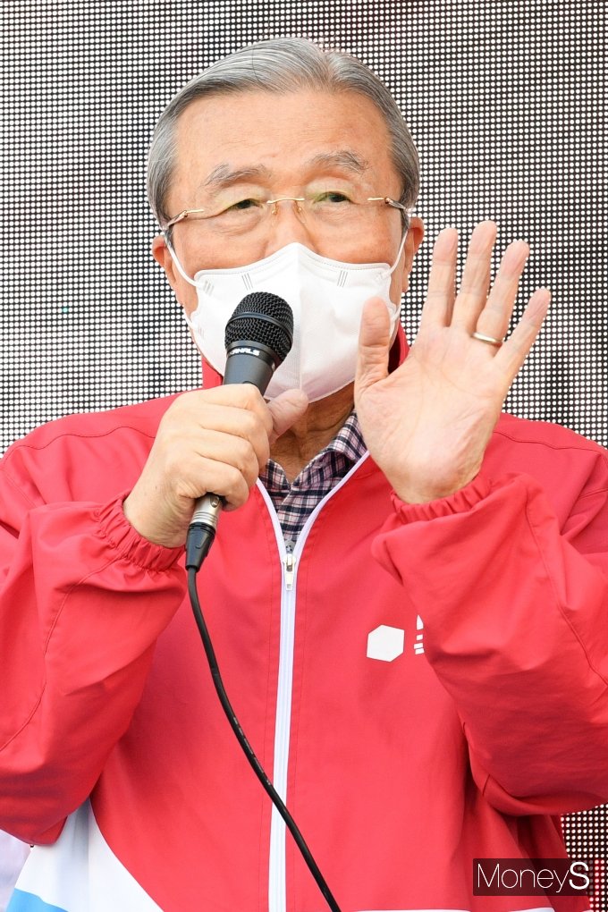 [머니S포토] 김종인 위원장 '오세훈에게 투표해주세요'