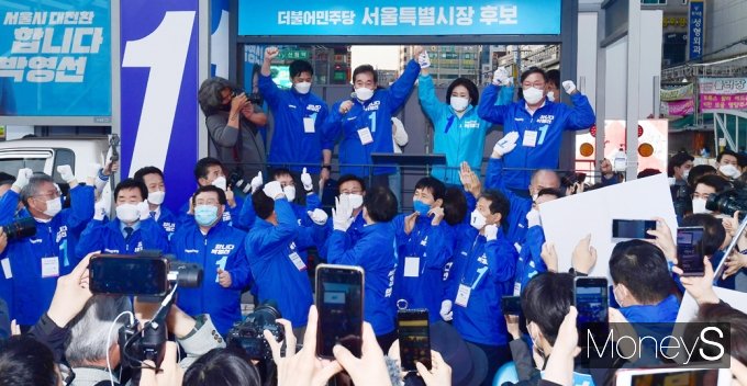 [머니S포토] 박영선, 신림 떠나갈듯 환호속에 이낙연·김태년과 두손 '번쩍'