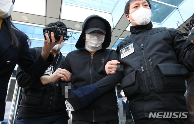 '세 모녀 살해' 피의자 김태현의 실제 얼굴이 이르면 이번 주 검찰 송치 과정에서 공개될 것으로 보인다. 사진은 피의자 김태현이 지난 4일 오후 서울 도봉구 서울북부지방법원에서 구속 전 피의자 심문을 마친 뒤 호송차량으로 향하고 있는 모습, /사진=뉴스1