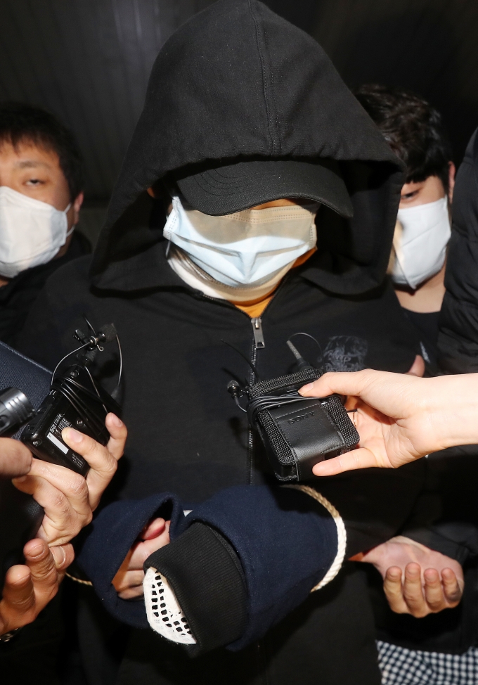 경찰은 서울 노원구 세 모녀 살해 사건 피의자 김태현(25)이 사이코패스일 가능성을 염두에 두고 프로파일러를 투입해 조사하고 있다. 사진은 지난 3일 피의자 김태현이 서울 노원경찰서에서 피의자 신분으로 조사를 받은 뒤 유치장으로 향하고 있는 모습. /사진=뉴스1