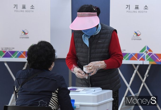 4·7재보궐선거 투표일인 7일 오전 서울 마포구 합정동주민센터에 마련된 투표소에서 시민들이 투표하고 있다. /사진=장동규 기자