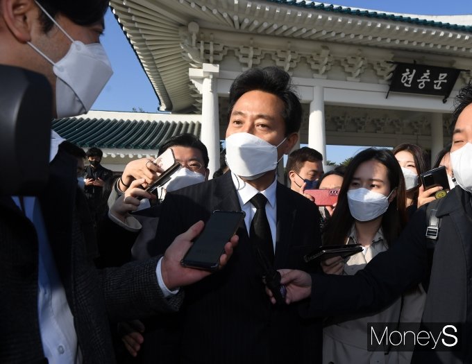 제38대 서울특별시장에 당선된 오세훈 시장이 8일 오전 서울 동작구 국립서울현충원 참배를 마치고 이동하며 취재진 질의에 답하고 있다. /사진=장동규 기자