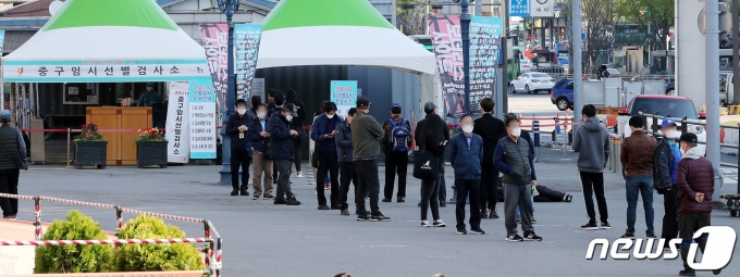 현재 시행 중인 사회적 거리두기 수도권 2단계와 비수도권 1.5단계 조처가 다음 달 2일 자정까지 연장된다. 사진은 지난 8일 서울 중구 서울역 임시선별검사소의 모습. /사진=뉴스1