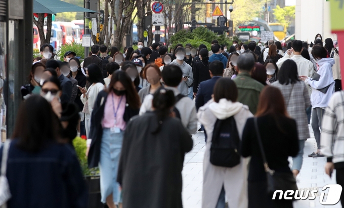 정부는 확산세가 지속될 경우 다음달 2일 이전에 거리두기 상향도 검토할 것이라고 밝혔다. 사진은 지난 9일 오후 서울 강남역 인근 대로로 시민들이 발길을 옮기고 있는 모습. /사진=뉴스1
