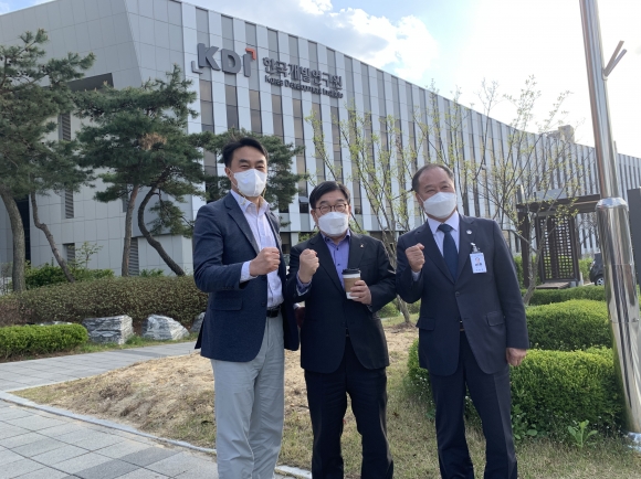 신동헌(가운데) 광주시장, 김상호(왼쪽) 하남시장, 정동균(오른쪽) 양평군수가 9일 세종시 한국개발연구원(KDI)에서 열린 서울~양평 고속도로 예비타당성조사 평가위원회에 참석했다. / 사진제공=경기 광주시