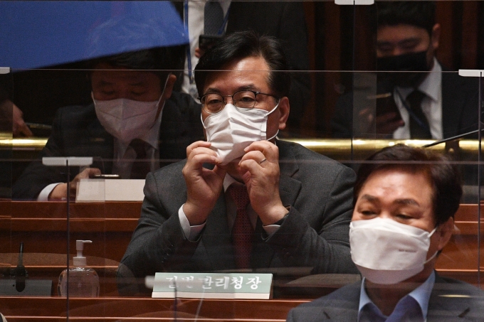 송언석 국민의힘 의원이 당직자를 폭행했다는 사실을 인정하고 사과했지만 논란은 가라앉지 않고 있다. 사진은 송 의원이 지난 8일 오전 서울 여의도 국회에서 열린 의원총회에 참석한 모습. /사진=뉴스1