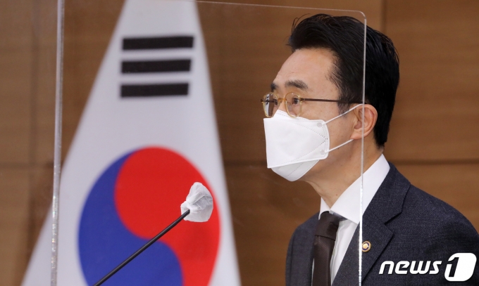 이강섭 법제처장이 지난 4일 정부세종청사 브리핑실에서 2021년 업무계획 브리핑을 하고 있다. 2021.2.5/뉴스1 © News1 장수영 기자