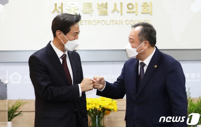 38대 서울특별시장에 당선된 오세훈 시장이 지난 8일 오전 취임 첫 외부 일정으로 서울 중구 서울시의회를 찾아 김인호 시의회 의장과 주먹 인사를 하고 있다. 서울시의원 109명 중 101명이 민주당 소속으로, 오 시장의 1년 3개월 임기동안 원할한 시정 운영 등을 위해서는 서울시의회의 협조가 절실하다. © News1 오대일 기자