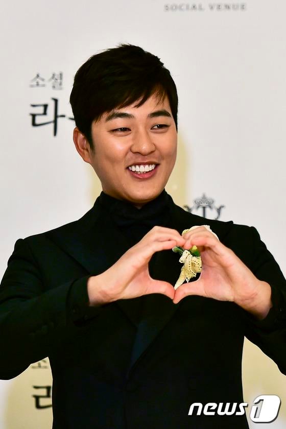 배우 박광현이 2014년 12월7일 오후 서울 강남구 역삼동 더 라움에서 열린 결혼식에 앞서 포즈를 취하고 있다. 결혼식의 주례는 배우 이순재가, 사회는 성우 안지환, 축가는 가수 김원준과 유리상자 이세준이 불렀다. /사진=뉴스1