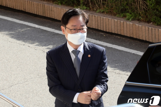 박범계 법무부 장관이 지난 8일 오전 경기 정부과천청사 법무부로 출근하고 있다. © News1 황기선 기자