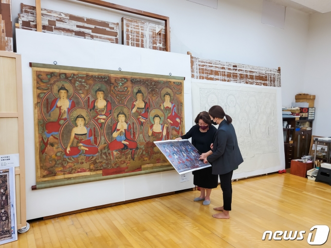 박지선 용인대 문화재학과 교수가 지난 8일 열린 비지정문화재 보존처리 성과발표회에서 순천 송광사 '오십삼불도' 복원 과정에 대해 설명하고 있다. 2021.4.8/ 뉴스1 박정환 기자 © 뉴스1