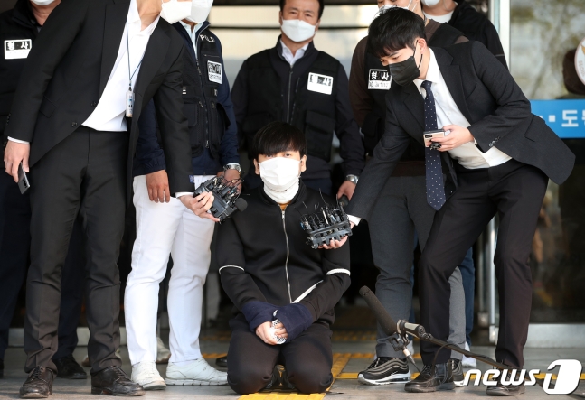 노원구 세 모녀 살인 피의자 김태현(25)이 9일 오전 서울 도봉경찰서에서 검찰로 송치되기 앞서 무릎을 꿇고 있다./사진=뉴스1