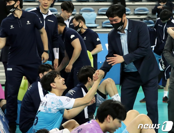 11일 오후 인천 계양체육관에서 열린 프로배구 남자부 '2020-2021 도드람 V-리그' 챔피언결정전 1차전 우리카드와 대한항공의 경기에서 3대0 셧아웃 승리를 거둔 우리카드 신영철 감독이 선수들과 인사를 나누고 있다. 2021.4.11/뉴스1 © News1 이동해 기자