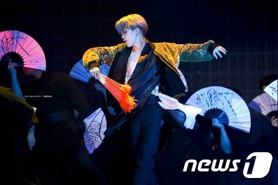 '2018 멜론 뮤직어워드'에서 방탄소년단 지민이 전북 전주 한복업체 '리슬'의 황이슬 대표가 만든 한복을 입고 부채춤을 추고 있다. /사진=트위터(@mighty_jimin)/뉴스1