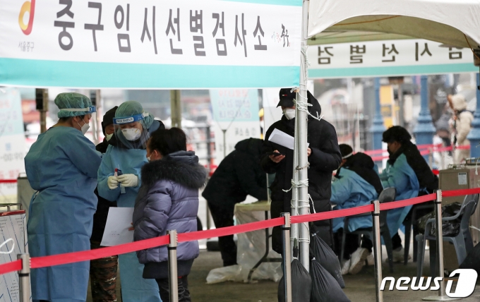 오세훈 서울시장이 지난 12일 밝힌 '서울형 방역지침'이 뜨거운 감자로 떠올랐다. 서울시는 경제 활성화 측면에서 자가검사를 활용해 유흥시설 등 다중이용시설에 대한 방역조치 완화 필요성을 언급했지만 오히려 역풍을 맞을 위험이 높다고 전문가들은 조언한다./사진=뉴스1