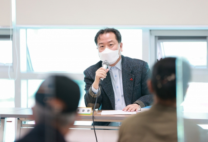 진건읍 왕숙신도시 행정구역 통합 위한 주민 간담회에서 인사하고 있는 조광한 시장. / 사진제공=남양주시