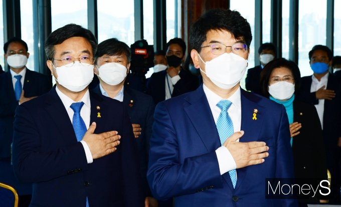 [머니S포토] 더민초 초청 토론회, 국민의례하는 윤호중과 박완주