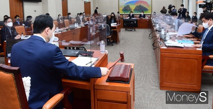 [머니S포토] '이해충돌방지법' 정무위 통과 여부에 촉각