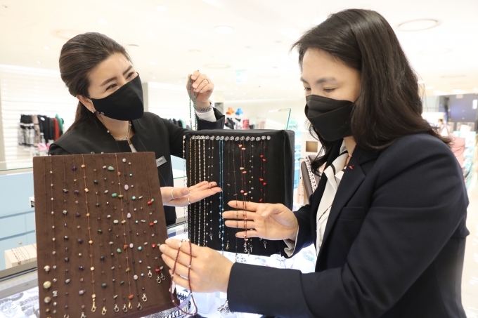 롯데백화점 광주점 2층 세라실버매장에서는 코로나19시대 필수품 마스크를 멋스럽게 해주는 줄을 선보이고 있다/사진=롯데백화점 광주점 제공.