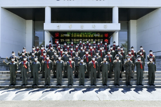 제1전투비행단에서 '21-1차 고등비행교육과정'을 수료식한 45명의 신임조종사들이 기념 촬영을 하고 있다./사진=제1전투비행단