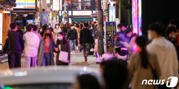 부산 유흥업소 한 곳에서만 관련 누적 확진자가 400명 넘게 발생하면서 유흥업소 영업제한 완화에 대한 우려가 나오고 있다. 사진은 지난 2일 부산 서면 젊음의 거리에 시민들이 오가는 모습. /사진=뉴스1