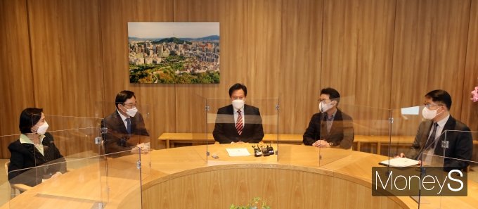 [머니S포토] 서울시구청장협의회 임원진 면담하는 오세훈 시장