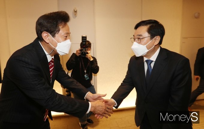 [머니S포토] 이동진 도봉구청장과 악수하는 오세훈 시장