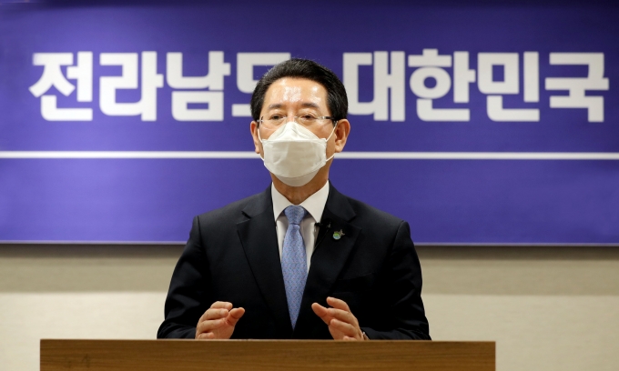 한국섬진흥원 입지 목포 삼학도 최종 결정과 관련해 김영록 전남도지사가 14일 전남도청 브리핑룸에서 기자회견을 통해 환영성명을 발표하고 있다./전남도