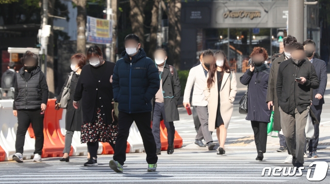 목요일인 15일 아침도 쌀쌀할 것으로 보인다. 사진은 14일 오전 서울 세종대로 사거리에서 출근길 시민들이 발걸음을 재촉하는 모습. /사진=뉴스1