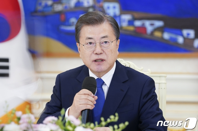 문재인 대통령이 '일감 물어주기' 의혹을 받는 청와대 비서관, 특혜 채용 의혹과 막말로 논란을 빚은 마사회 회장에 관해 감찰 지시를 내렸다. /사진= 뉴스1