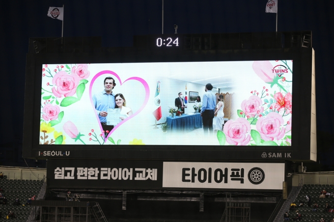 LG 트윈스가 16일 잠실구장 전광판을 통해 라모스의 결혼을 축하했다.(LG 트윈스 제공) © 뉴스1