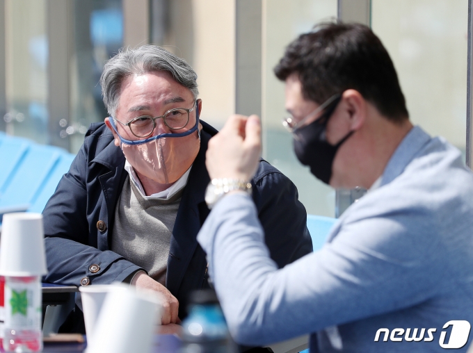 [사진] 이종열 코치와 대화 나누는 김경문 감독