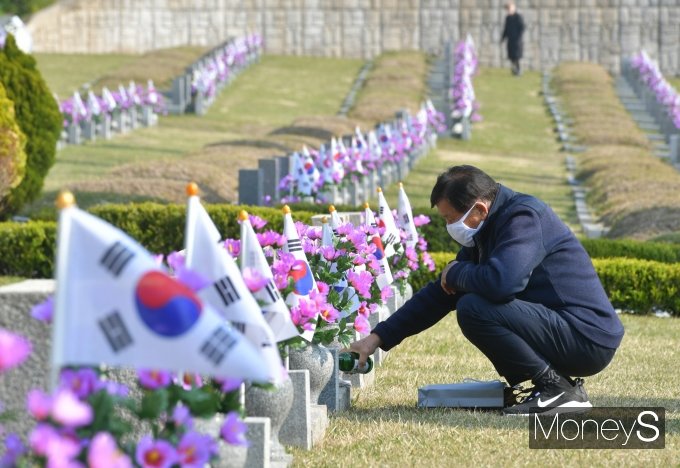 [머니S포토] 술 한잔 올리는 참배객
