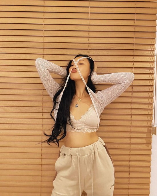 마마무 화사가 아찔한 란제리룩을 선보였다. /사진=마마무 인스타그램