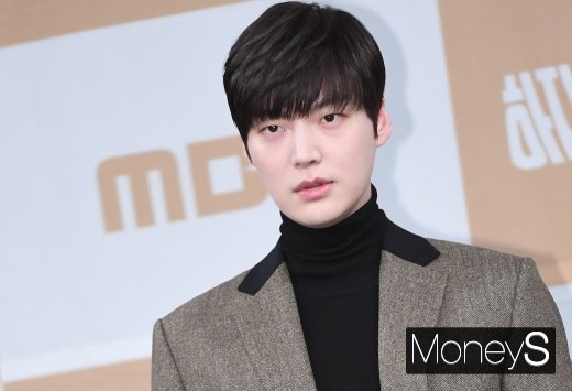 배우 안재현이 작가로 변신한 근황을 전했다. /사진=장동규 기자