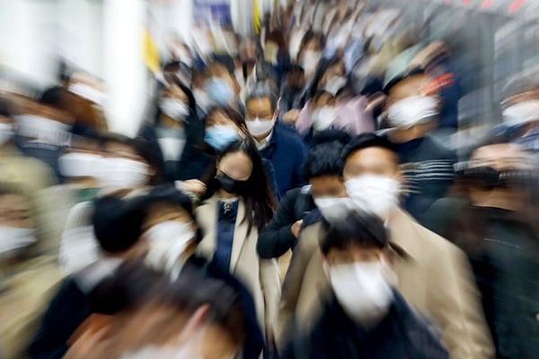 서울 지하철 광화문역에서 마스크를 착용한 시민들이 출근길 발걸음을 옮기고 있다. /사진=뉴스1