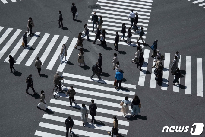 거리를 걷고 있는 도쿄 시민들. © AFP=뉴스1