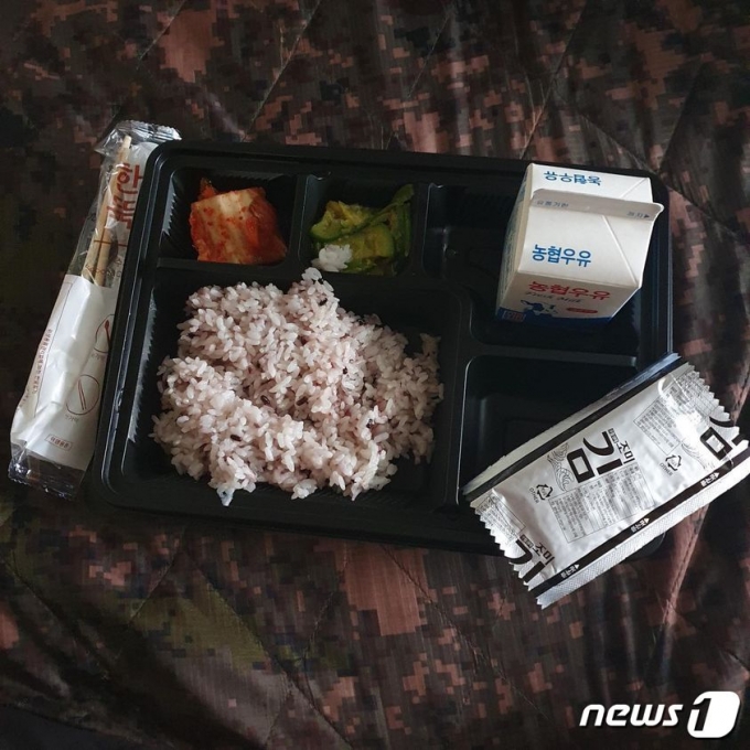'육군훈련소 대신 전해드립니다' 페이스북 페이지에 올라온 군대 급식 사진 ('육군훈련소 대신 전해드립니다' 페이스북 갈무리) © 뉴스1